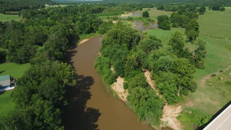 Idyllische-Flusslandschaft-Mit-üppiger-Grüner-Vegetation---Illinois-River-In-Arkansas,-USA---Luftaufnahme