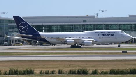Vista-De-Perfil-De-Lufthansa-Boeing-747-Rodando-En-El-Aeropuerto,-Día-Soleado