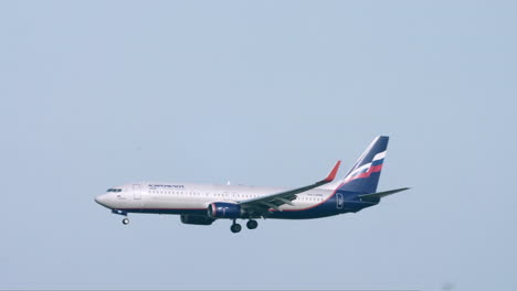 RA-73096-Aeroflot-–-Boeing-737-8LJ-Der-Russischen-Fluggesellschaft-Bereitet-Sich-Auf-Die-Landung-Am-Flughafen-Suvarnabhumi-In-Thailand-Vor
