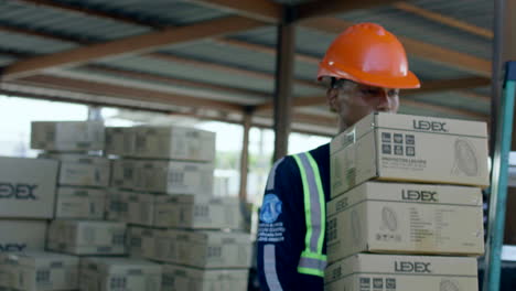 Toma-En-Movimiento-De-Un-Trabajador-Cargando-Cajas-En-La-Aduana.