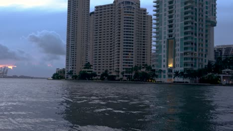 El-Río-Miami-Fluye-A-Través-Del-Centro-De-La-Ciudad-Con-Edificios-Residenciales-Y-De-Oficinas.