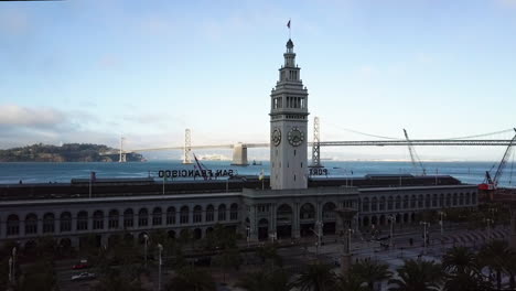 Aerial-view-rising-in-front-of-the-Ferry-Building,-in-sunny-San-Francisco,-USA