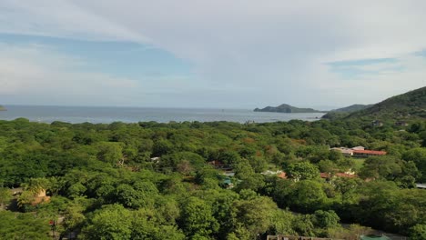 Dolly-Aéreo-Sobre-Playa-Hermosa,-Región-Boscosa-De-Guanacaste,-Costa-Rica
