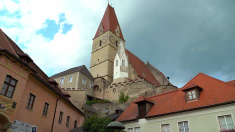 Nubes-Pasando-Por-La-Antigua-Iglesia-De-Weisskirchen,-En-La-Región-De-Wachau-En-Austria