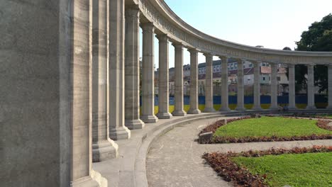 Sowjetisches-Kriegerdenkmal-In-Wien.-Halbkreisförmige-Kolonnade-Aus-Weißem-Marmor,-Die-Teilweise-Eine-Zwölf-Meter-Hohe-Figur-Eines-Sowjetischen-Soldaten-Umschließt