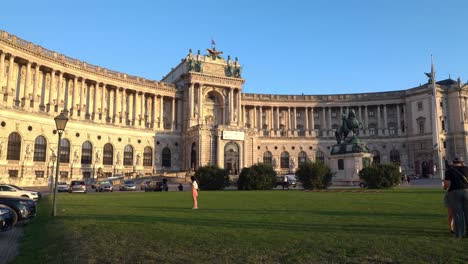 Runde-Fassade-Der-Hofburg-Mit-Warmem-Und-Sanftem-Abendlicht-An-Den-Wänden