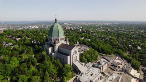Luftaufnahme,-Die-Um-Das-St.-Josephs-Oratorium-Des-Mount-Royal-In-Montreal-Fliegt