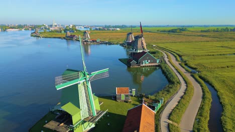 Luftdrohnenaufnahmen-Von-Stillstehenden-Windmühlen-In-Zaanse-Schans,-Niederlande-–-Eine-Atemberaubende-Touristenattraktion-Aus-Der-Luft-In-Der-Nähe-Von-Amsterdam