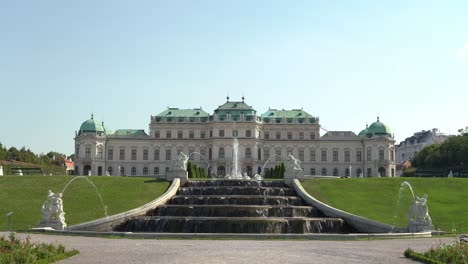Schöner-Brunnen-Mit-Statuen-Im-Oberen-Belvedere-Palastgarten