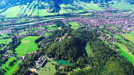 Luftflug-über-Grünes-Tal-Und-Kleine-Dörfer,-4k