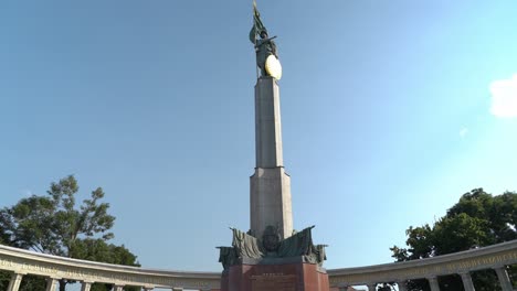 Sowjetisches-Kriegsdenkmal-In-Wien-An-Einem-Sonnigen-Tag-Mit-Klarem-Himmel