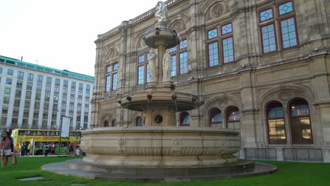 Riesiger-Wasserbrunnen-In-Der-Nähe-Der-Wiener-Staatsoper
