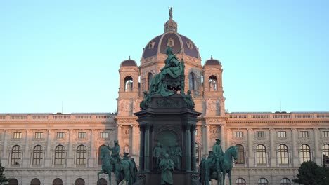 Museo-De-Historia-Del-Arte-En-Viena-Con-Maria-theresien-platz