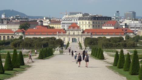 Gente-Caminando-En-Los-Jardines-Del-Palacio-Belvedere-En-Un-Día-Muy-Caluroso-En-Asutria