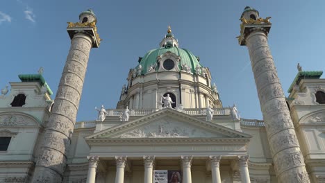 Alejar-La-Cúpula-Verde-Y-Las-Columnas-De-La-Karlskirche