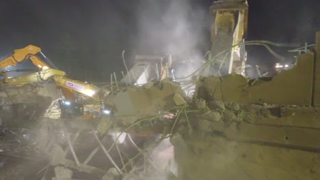 Máquinas-De-Demolición-Trabajando-De-Noche,-Rompiendo-El-Puente-Sunnidale-Road-Sobre-La-Autopista-400-En-Barrie,-Canadá.