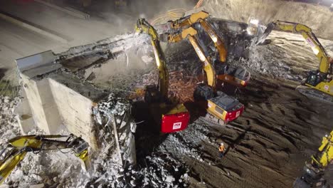 Máquinas-De-Demolición-Que-Desmantelan-La-Estructura-Del-Puente-De-Hormigón-Por-La-Noche-En-Barrie,-Canadá.