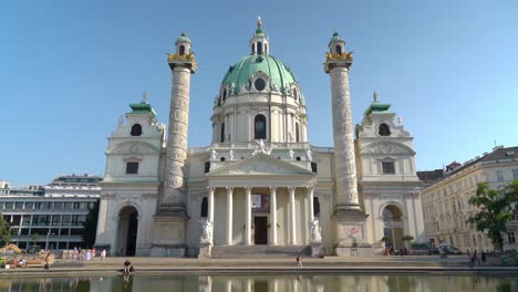 La-Imponente-Cúpula-Verde-De-La-Radiante-Karlskirche-Se-Eleva-Sobre-La-Karlsplatz