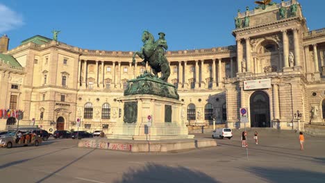 The-Hofburg-The-palace-faces-the-Heldenplatz