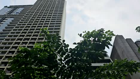 LKW-Aufnahme-Von-Hohen-Geschäftsgebäuden-Und-Bäumen,-Manila,-Philippinen