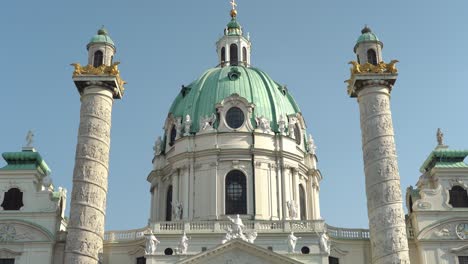 La-Karlskirche-Es-Una-Iglesia-Barroca-Situada-En-El-Lado-Sur-De-Karlsplatz-En-Viena,-Austria.