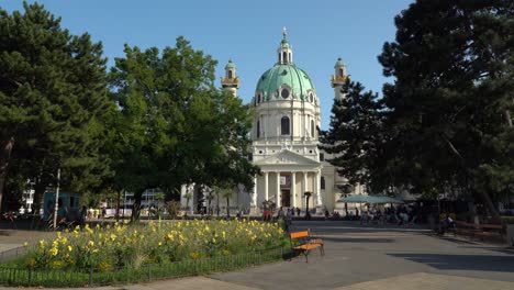 Gente-Caminando-Cerca-De-La-Karlskirche-En-Viena