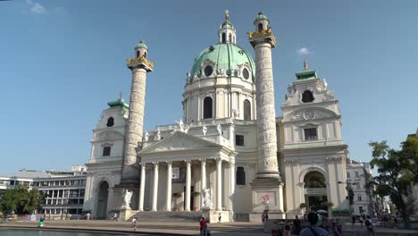 Die-Karlskirche-Liegt-Außerhalb-Der-Inneren-Stadt-In-Wieden,-Etwa-200-Meter-Außerhalb-Der-Ringstraße