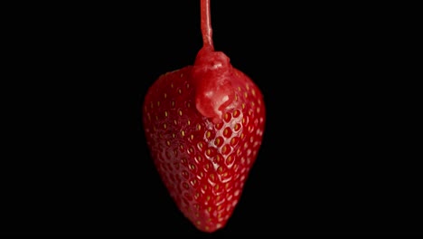 Marmelade-Wird-über-Eine-Erdbeere-Gegossen