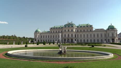 Brunnen-Im-Oberen-Belvedere-Palastgarten-An-Einem-Sonnigen-Tag