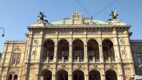 La-Ópera-Estatal-De-Viena-Es-Un-Lugar-Renacentista-Con-Capacidad-Para-1.709-Asientos-Y-El-Primer-Edificio-Importante-En-La-Carretera-De-Circunvalación-De-Viena.