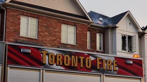 El-Incendio-Estalló-En-Una-Casa-Adosada-En-El-Norte-De-York,-Lo-Que-Provocó-Una-Respuesta-Inmediata-Del-Equipo-De-Extinción-De-Incendios-De-Toronto.
