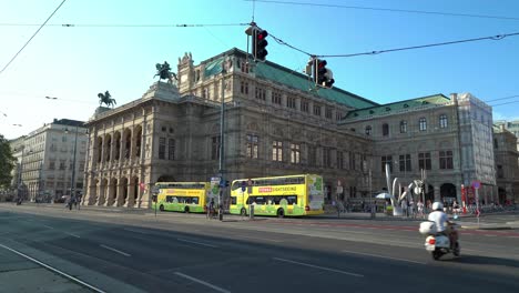 Die-Wiener-Staatsoper-Bietet-In-Jeder-Saison-350-Vorstellungen-Von-Mehr-Als-60-Verschiedenen-Opern-Und-Balletten