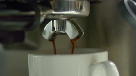 Kaffeeflüssigkeit-Strömt-Aus-Einem-Metallzapfhahn