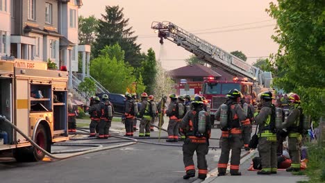 Bomberos-Y-Camión-De-Bomberos-En-La-Calle-Después-De-Luchar-Contra-Un-Incendio-En-Toronto,-Canadá