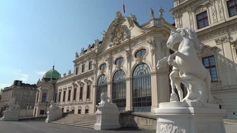 Haupteingang-Zum-Oberen-Belvedere-Palast-Mit-Statuen