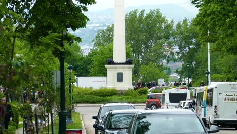 Gente-En-El-Parque-Durante-La-Cumbre-Del-G7-Celebrada-En-Quebec,-Canadá