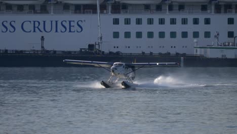 Kamerafahrt-Eines-Wasserflugzeugs,-Das-Nach-Dem-Start-Vom-Seehafen-In-Die-Luft-Geht