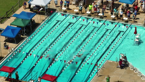 Vista-Aérea-Del-Centro-Acuático-Familiar-De-La-Ciudad-De-Siloam-Springs-Durante-La-Competencia-De-Natación-De-Verano-En-Arkansas,-Estados-Unidos.