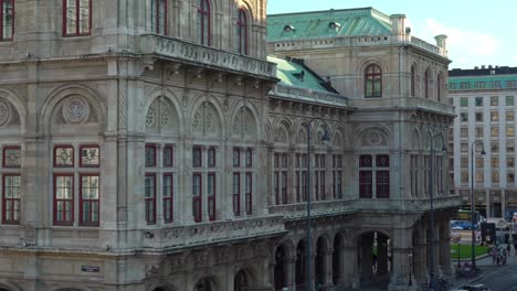 Fachada-De-La-Ópera-Estatal-De-Viena-Cubierta-De-Sombra.