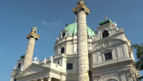 Zwei-Marmorsäulen-Und-Kuppel-Der-Karlskirche-In-Wien