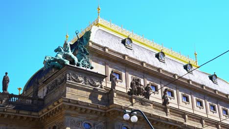 Estatua-De-Triga,-Carruaje-Tirado-Por-Caballos-En-El-Techo-Del-Teatro-De-Praga-En-Un-Día-Soleado-Y-Claro