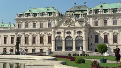 Entrada-Principal-Al-Palacio-Belvedere-Superior-Con-La-Bandera-De-Austria-Ondeando-En-El-Techo