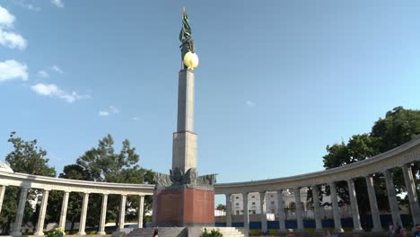 Memorial-De-Guerra-Soviético-En-Viena-En-Un-Día-Soleado