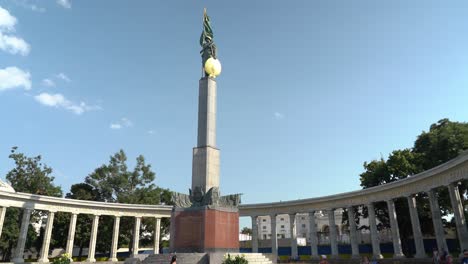 Sowjetisches-Kriegsdenkmal-In-Wien-An-Einem-Sonnigen-Tag