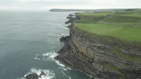 Hohe,-Mit-Grün-Bedeckte-Klippen-Nahe-Der-Küste-In-Nordirland