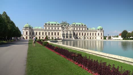 Turista-Tomando-Fotografías-De-La-Fachada-Del-Palacio-Belvedere-Superior