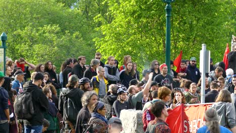 Manifestantes-De-Pie-En-La-Calle-Durante-La-Cumbre-De-Líderes-Mundiales-Del-G7-En-La-Ciudad-De-Quebec,-Canadá