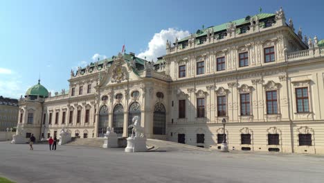 Entrada-Principal-Al-Palacio-Belvedere-Superior-Con-La-Bandera-De-Austria-Ondeando-En-El-Techo-En-Un-Día-Soleado