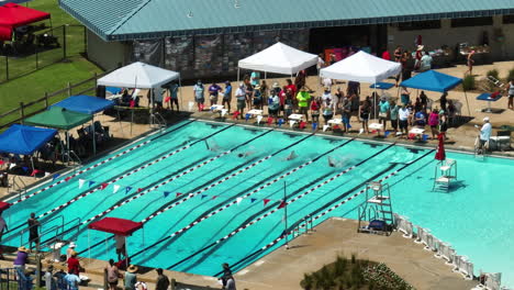 Competición-De-Natación-En-El-Centro-Acuático-Familiar-De-La-Ciudad-De-Siloam-Springs-En-Arkansas,-EE.UU.