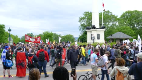 Los-Manifestantes-Caminan-Por-La-Calle-Durante-La-Protesta-En-La-Cumbre-Del-G7-A-La-Que-Asistieron-Líderes-Mundiales-Como-Donald-Trump-Y-Theresa-May.